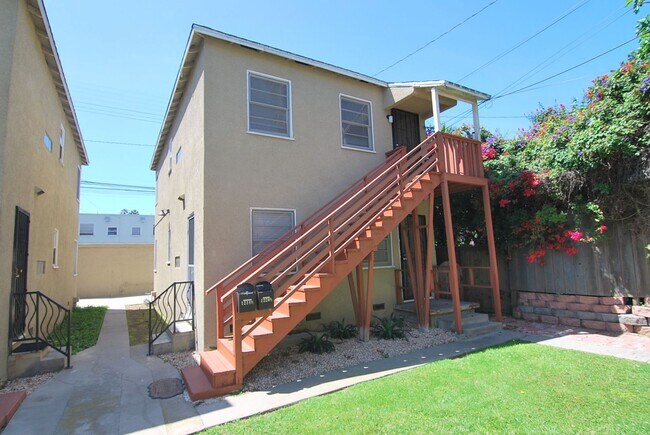 Building Photo - Private & Secured 2 Bedroom Apartment in Alamitos Beach - MOVE IN SPECIAL