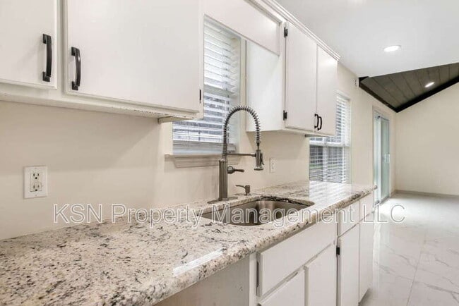 Building Photo - 106 Laurel Oaks