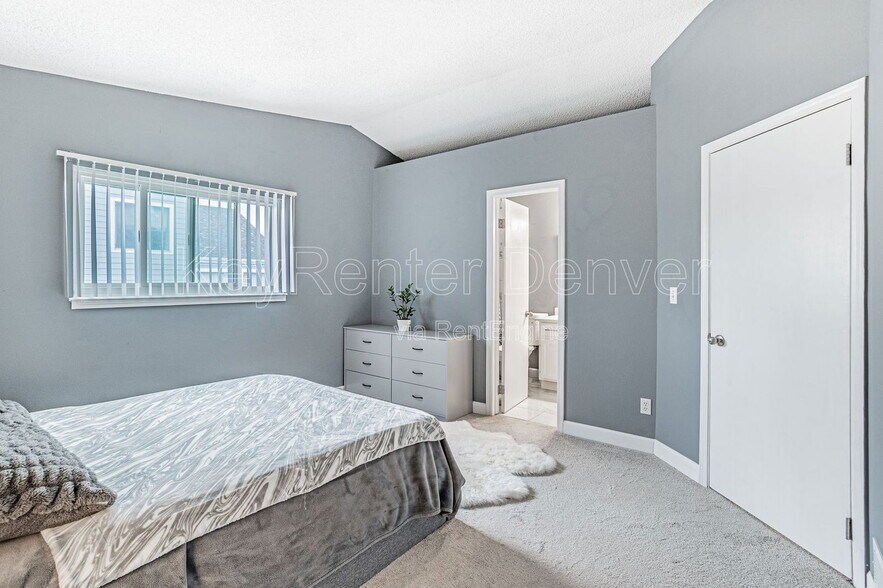 Building Photo - 18747 E Carmel Cir