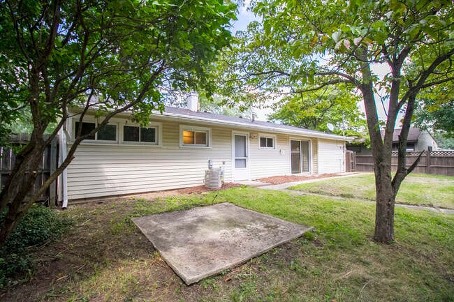 Building Photo - 3001 Edgebrook Dr