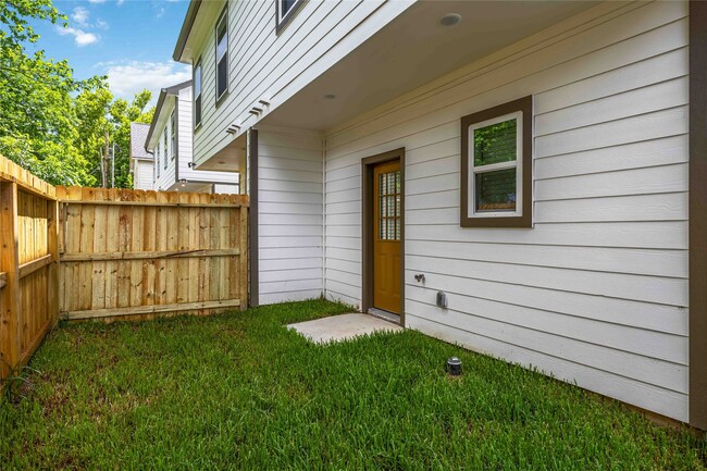 Building Photo - 8412 Darien St