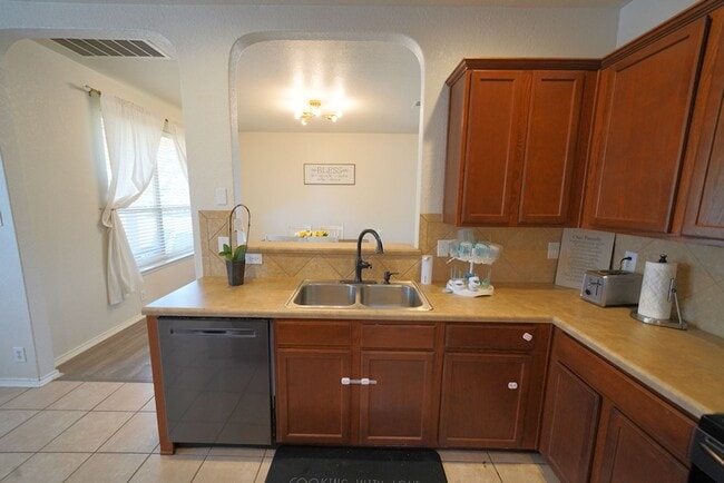 Building Photo - Beautifully Maintained Home in Schertz Now Available. Realtor Commission: $500