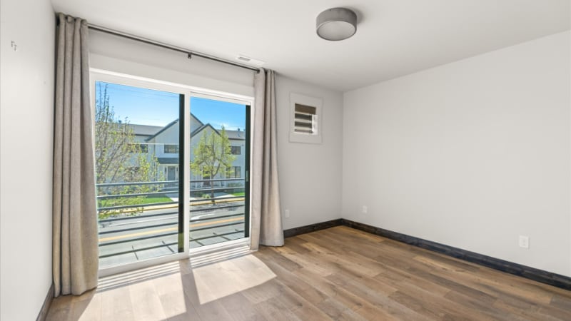 Building Photo - 1010 E 7th St