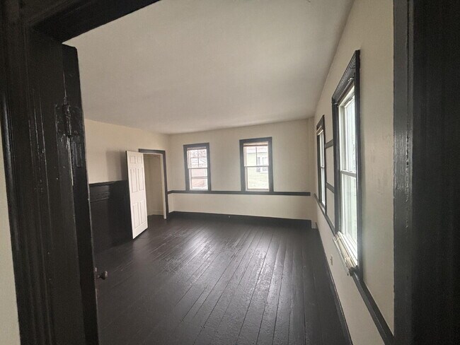 Building Photo - Spacious 2+ Bedroom in Prime Brunswick Location