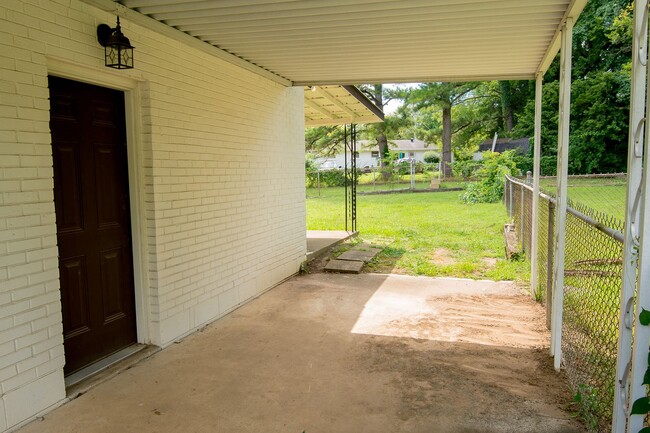 Building Photo - MOVE IN READY W/ FENCED IN BACK YARD!