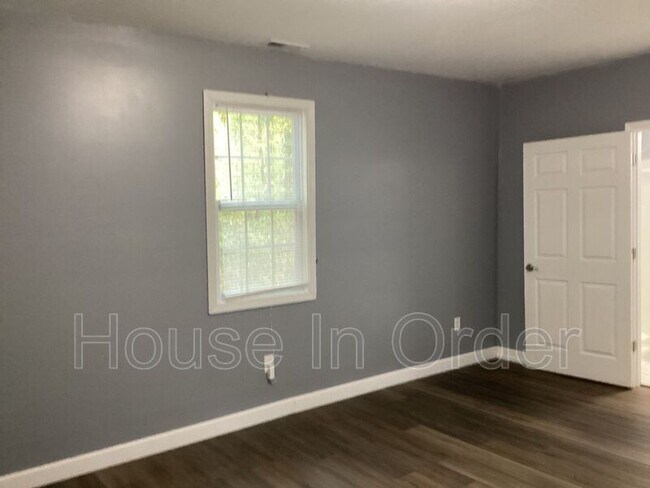 Building Photo - 64 Valentine St