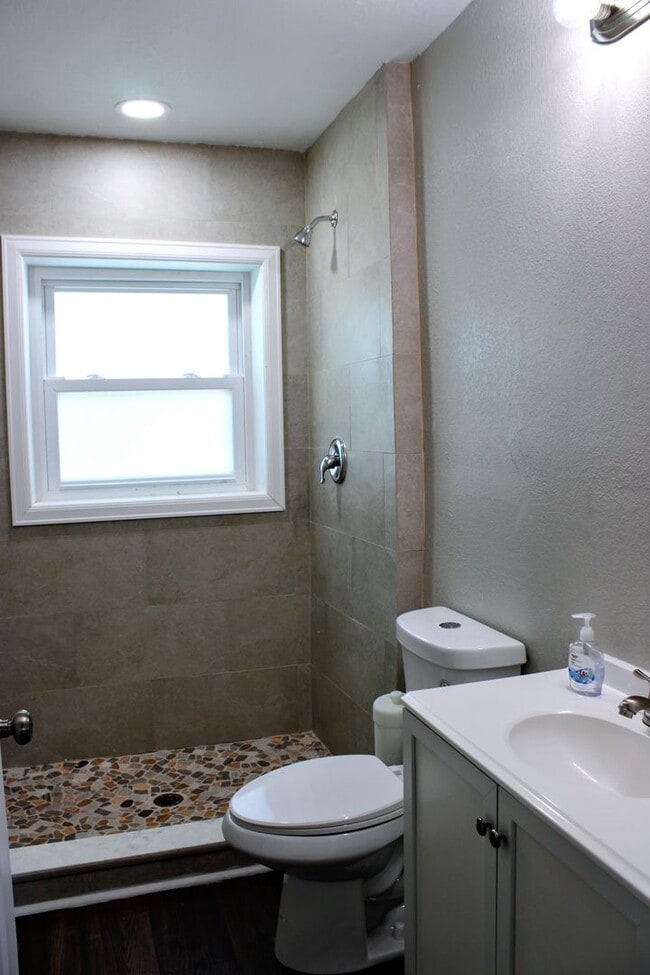 Building Photo - Stylish 3-Bedroom Bungalow Near Downtown Tampa - AVAILABLE ON JULY 5TH