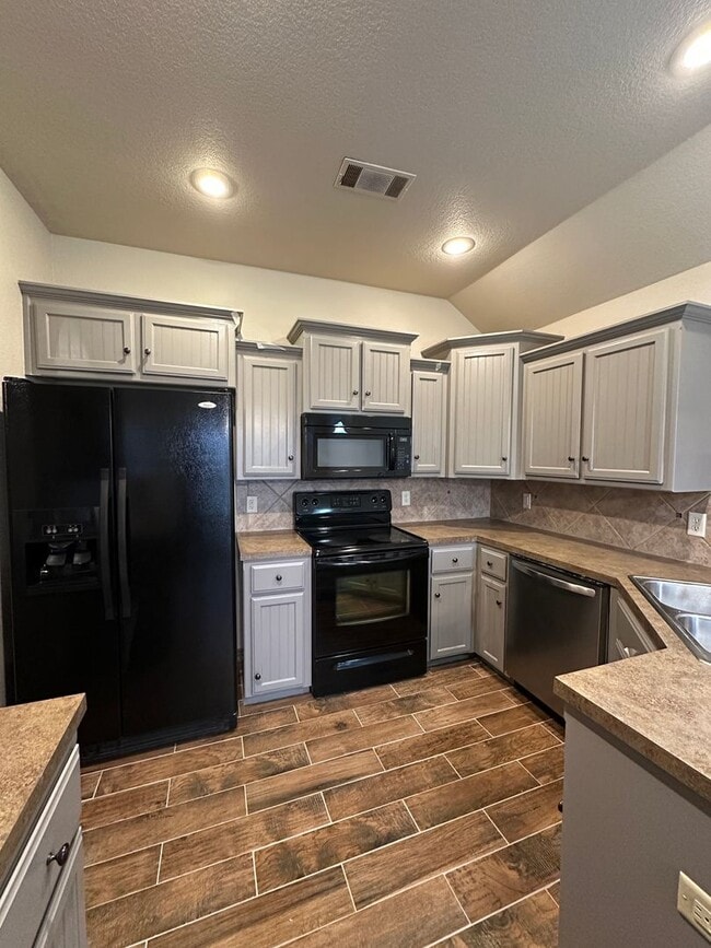 Building Photo - $2,200.00 Move-in-Special