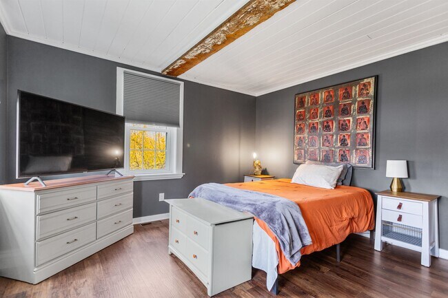 Building Photo - 33 Exeter Rd