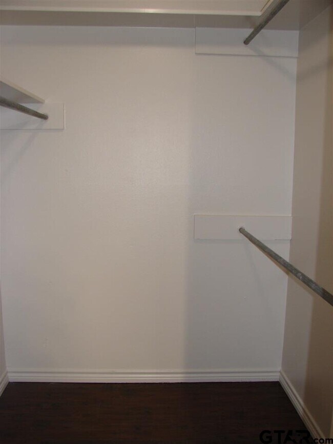 Building Photo - 423 Top Hill Dr