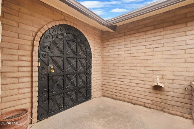 Building Photo - 5660 Longview Dr