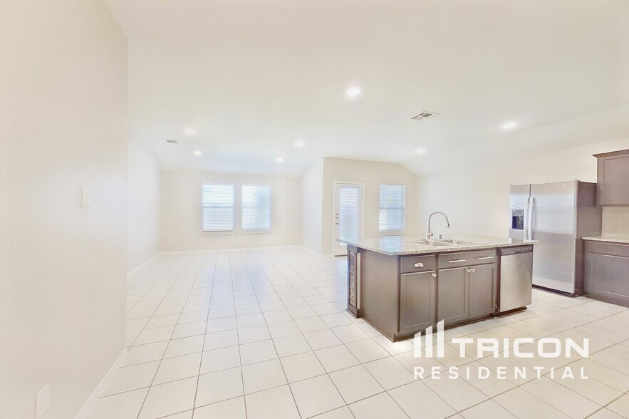Building Photo - 881 Darst Dr