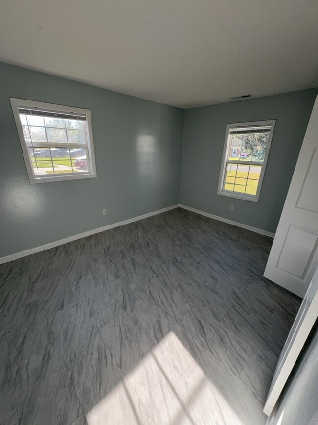 Building Photo - 304 Royal Dr