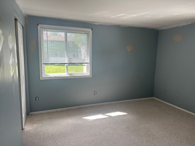 Building Photo - 45 Lemans Dr