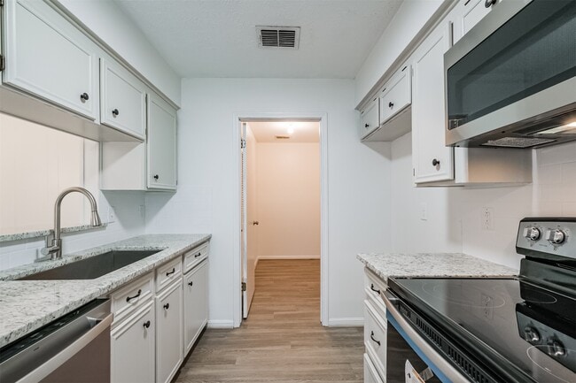 Building Photo - 3311 Palm Desert Ln