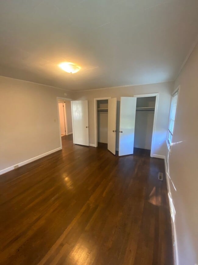 Building Photo - Nice 2 bedroom 1 bathroom home very close ...