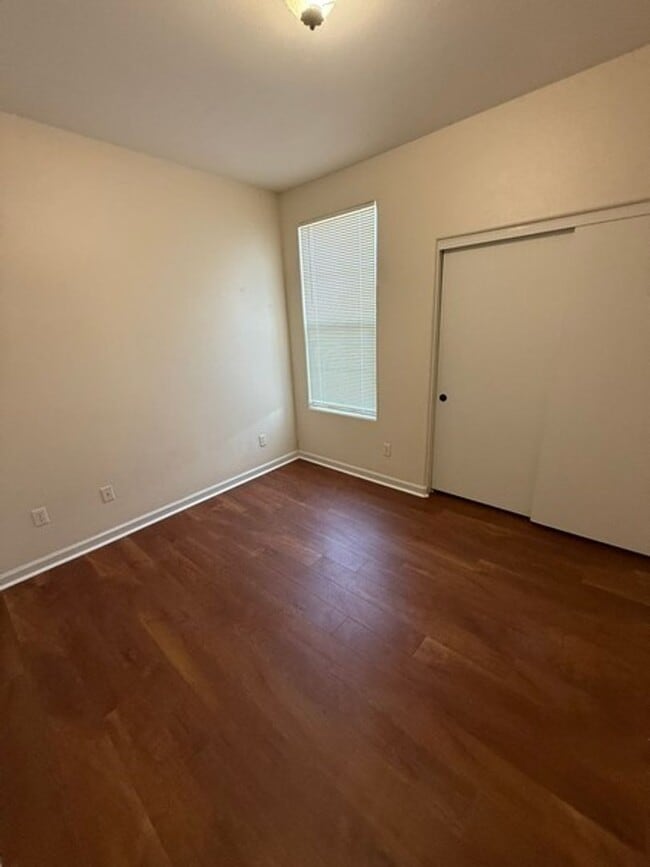 Building Photo - 3 Bedroom Condo in Sunrise Hills