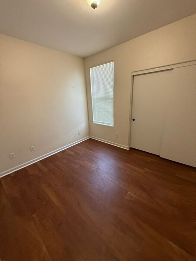 Building Photo - 610 Sunrise Dr