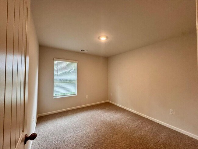Building Photo - 24 Berryville Dr
