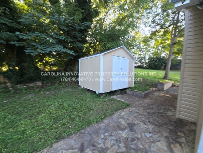 Building Photo - 427 E Cemetery St
