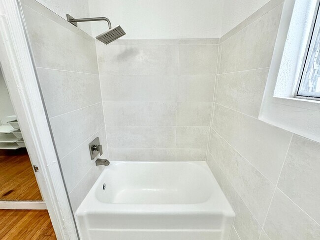 Building Photo - Spacious Studio on 12 Street between Eucli...