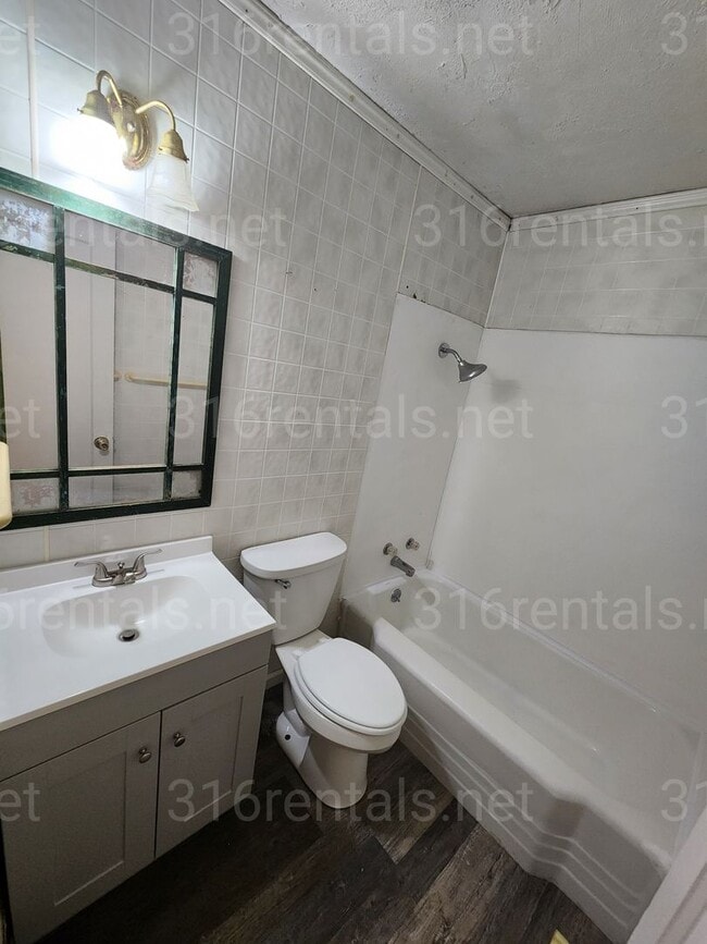Building Photo - $975- 3 bedroom / 1 bathroom - Single Fami...