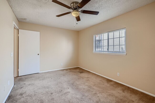 Building Photo - Sparkling Clean 2 bedroom, 2 bathroom upstairs condo in Springs Oaks