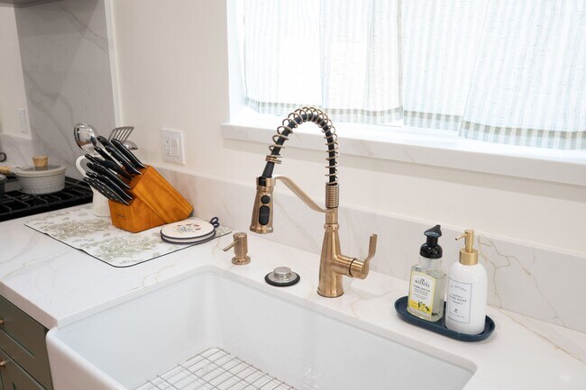 Building Photo - Contemporary New home in Monrovia