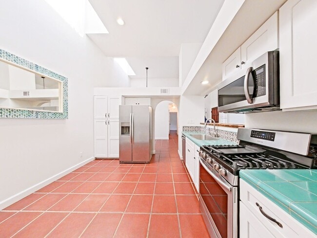 Building Photo - Charming 2-Bedroom Single-Story Furnished ...