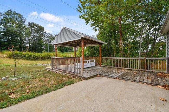 Building Photo - Pet Friendly Three Bedroom!