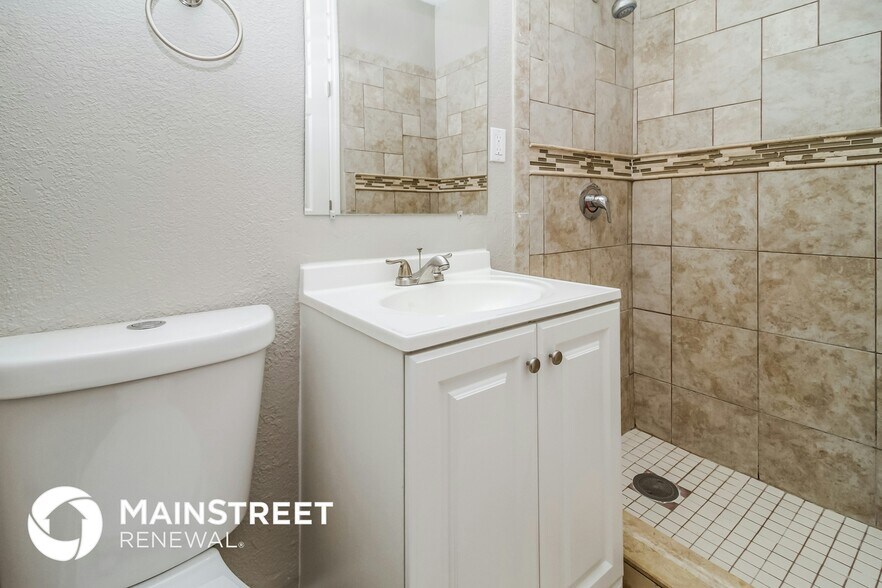 Building Photo - 6007 Oakcrest Cir