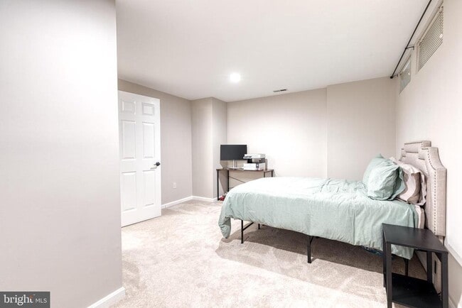 Building Photo - 708 Leister Dr