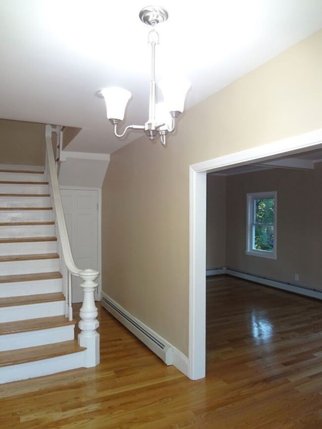 Building Photo - 1800 sqft 4-bed/1.5-bath Single Family Hom...