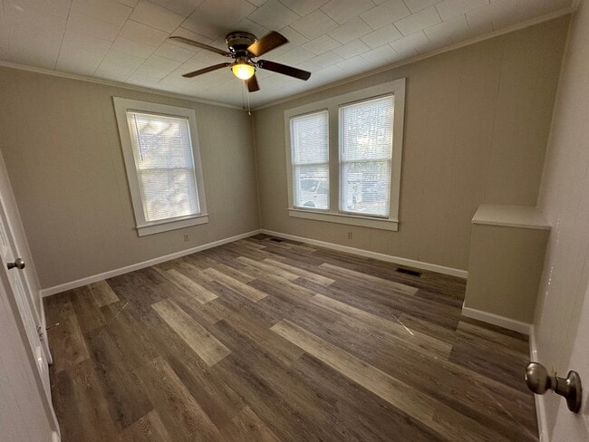 Building Photo - Charming Two Bedroom Home