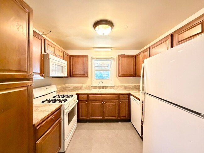 Building Photo - Ideal For Student Housing