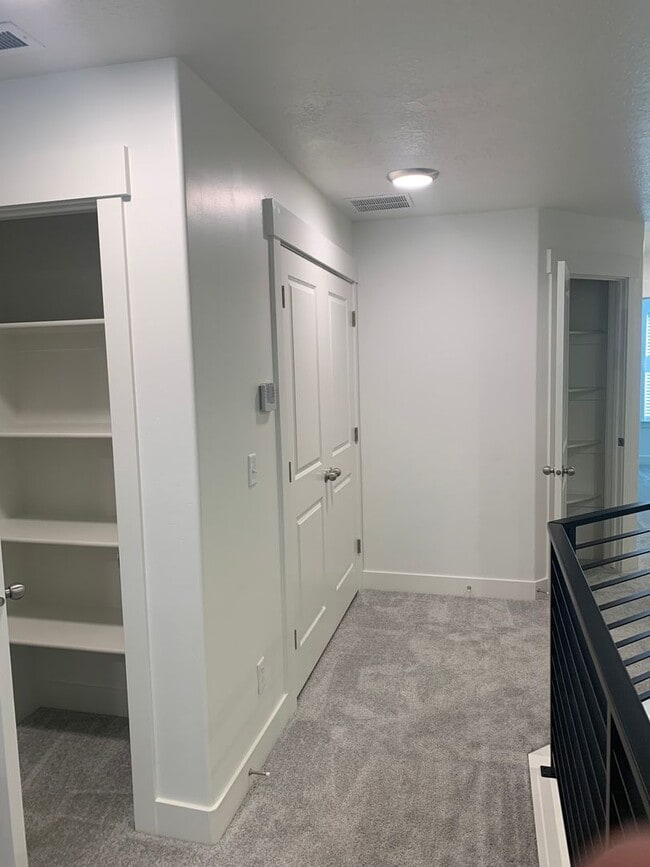 Building Photo - Beautiful Willow Point Townhome