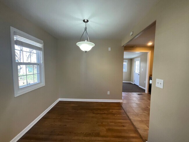 Building Photo - 2 Bedroom with move in special