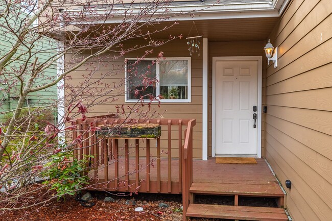 Building Photo - Recently Updated 3 Bedroom and 3 Bath Town...
