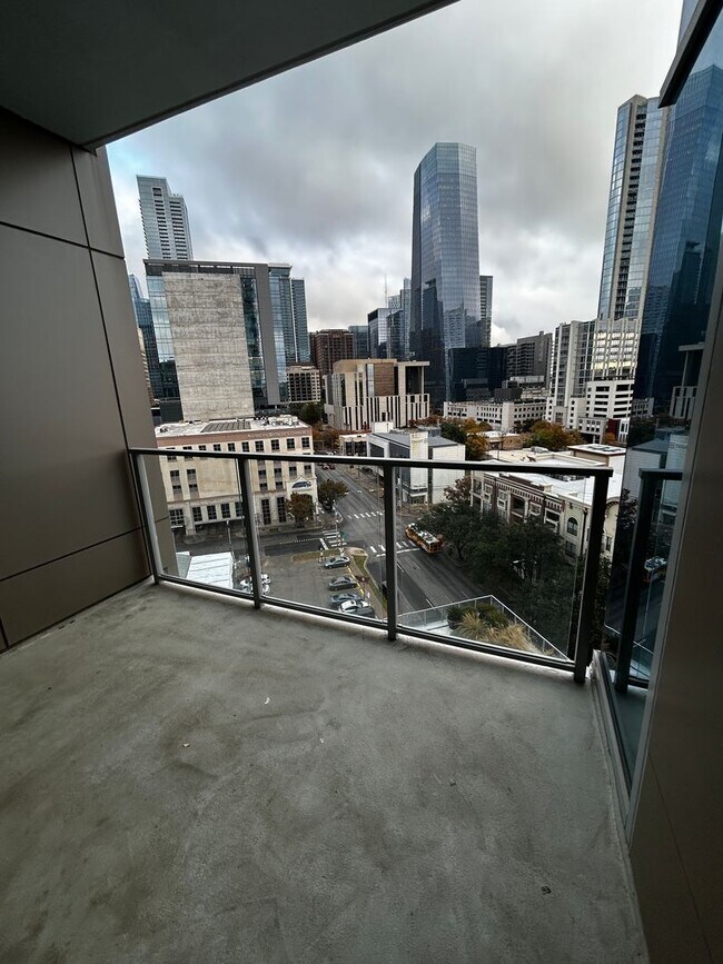 Building Photo - Spacious 930 SF Luxury Condo | Fifth & West | Market District