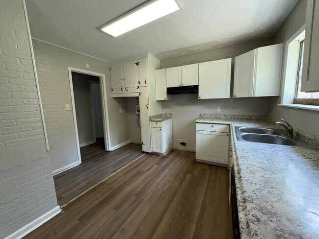 Building Photo - 3341 Suncrest Dr