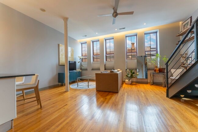 Building Photo - 2300 W Armitage Ave