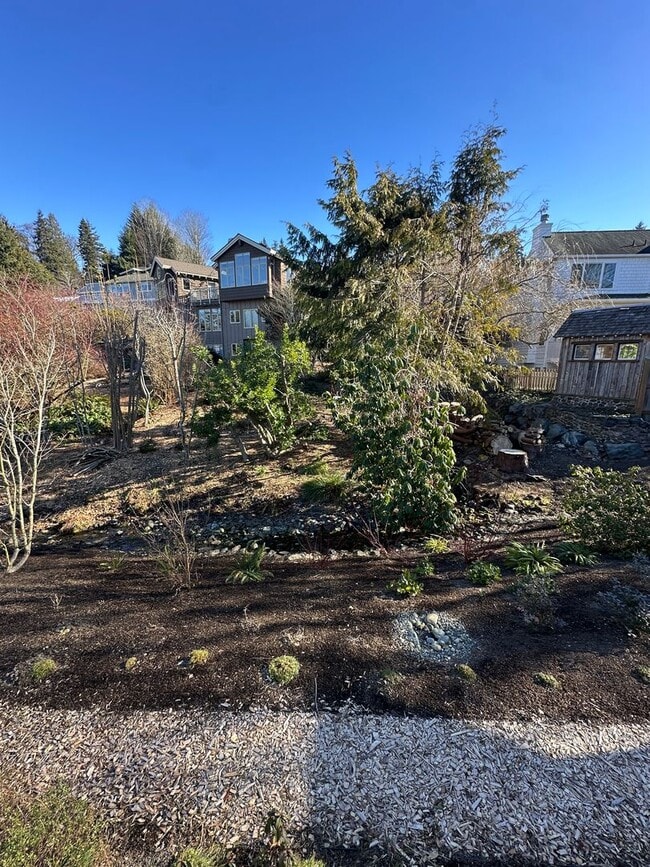 Building Photo - 2 bedroom 1 bath daylight basement unit in the heart of Edmonds