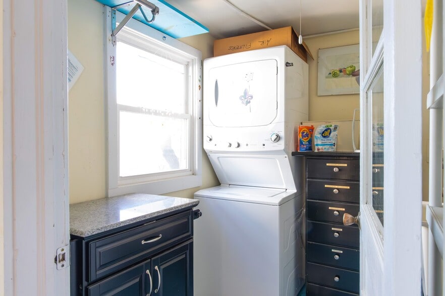 Interior laundry off the garage - 3311 River Rd