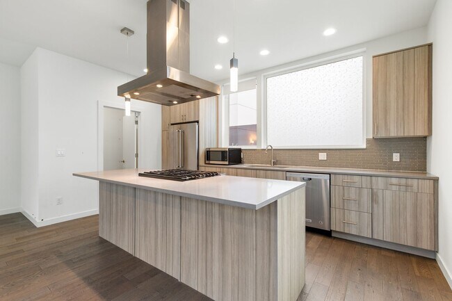 Building Photo - Gorgeous 3 Bd/2.5 Ba Seattle Townhouse