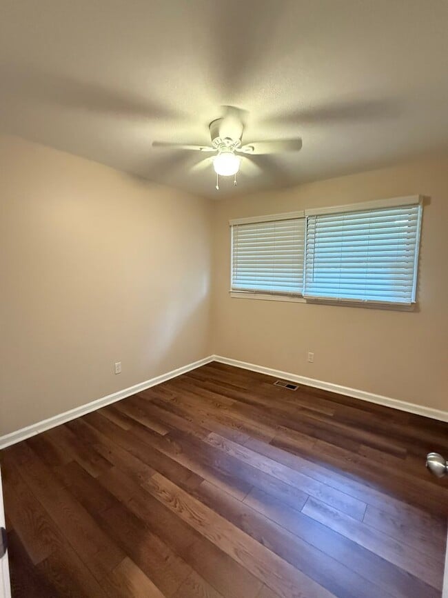 Building Photo - 3 Bedrooms, 1.5 Baths, Ranch in North Roan...