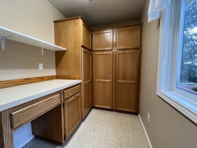 Building Photo - Elegant Home Offering Open Living Spaces, Spacious Primary Suite, and Nature-Inspired Yard