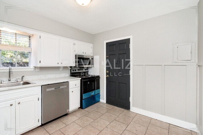 Building Photo - Charming 2/1.5 Apartment in Midtown!