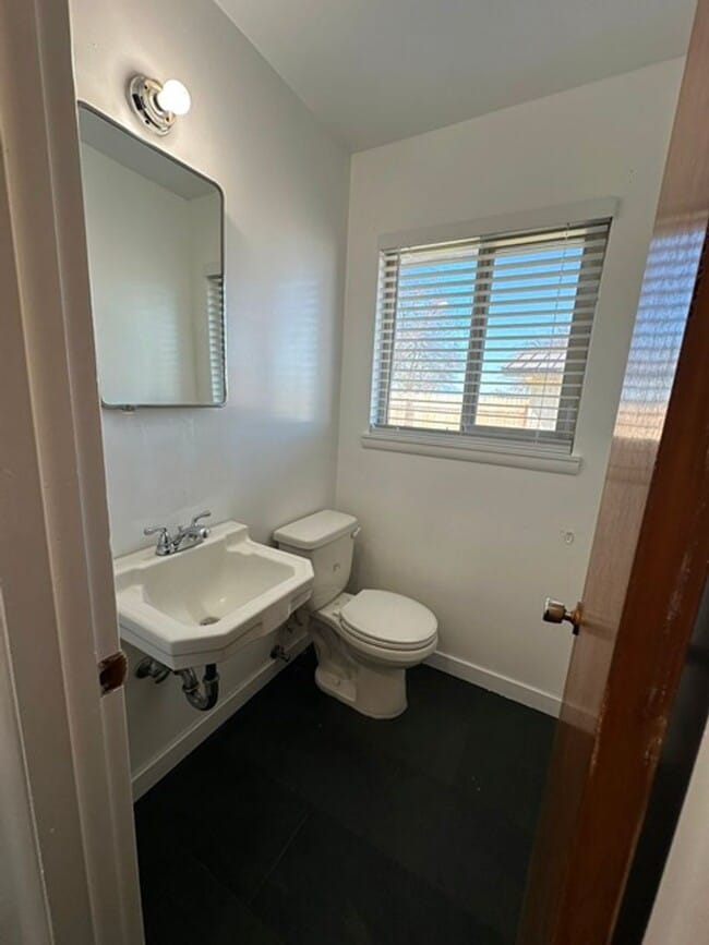 Building Photo - Updated home in Henley School District