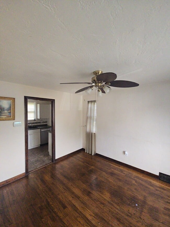 Building Photo - Welcome to this charming 3-bedroom, 1-bath...