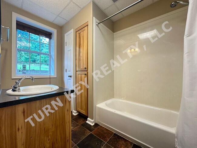 Building Photo - 110 Clay Dr